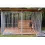 Box para perros en barrotes y suelo de madera
